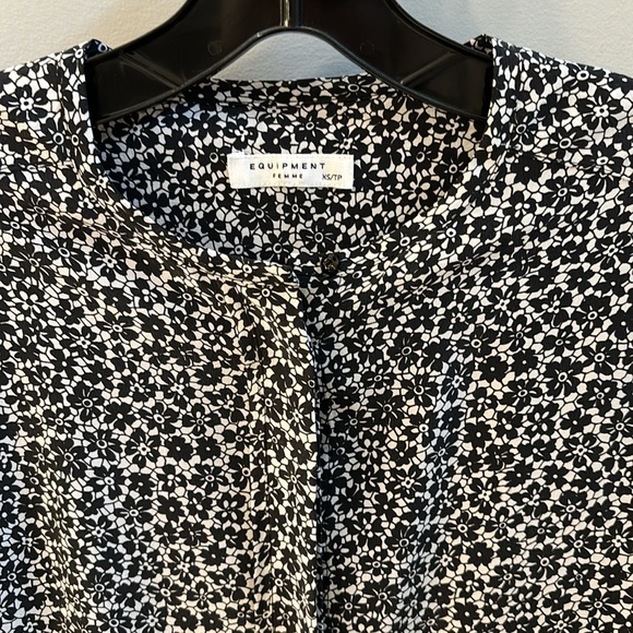 Equipment Femme Contrast Floral Print Lynn Silk Blouse Sz XS - Picture 3 of 8